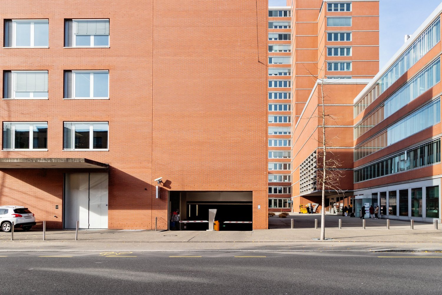 662m² shop