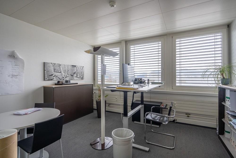 303m² office