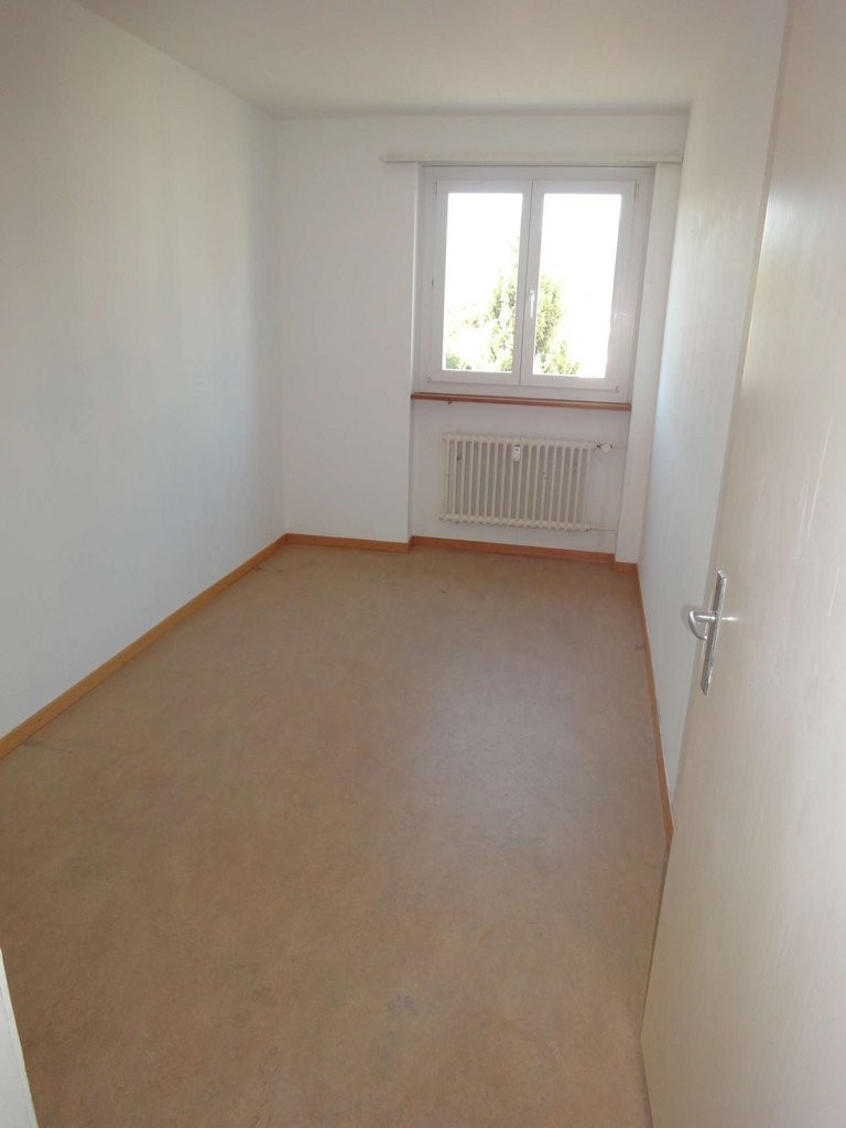 Cet appartement magnifique dans le quartier idyllique de Telliquartier n'attend que d'être animé !   
  
Pour que toutes les conditions soient réunies pour cela, l'appartement vous offre :   
  
\- Cuisine fermée avec accès au balcon   
\- Salon avec parquet   
\- Chambres et couloir avec PVC   
\- 