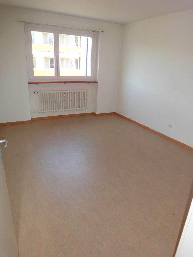 Cet appartement magnifique dans le quartier idyllique de Telliquartier n'attend que d'être animé !   
  
Pour que toutes les conditions soient réunies pour cela, l'appartement vous offre :   
  
\- Cuisine fermée avec accès au balcon   
\- Salon avec parquet   
\- Chambres et couloir avec PVC   
\- 