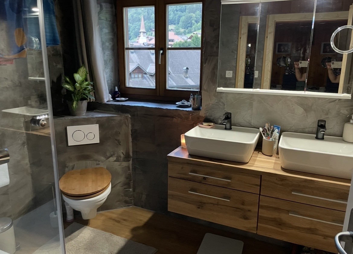 Renovated 7.5-room apartment in Jaun with balcony and 2 parking spaces