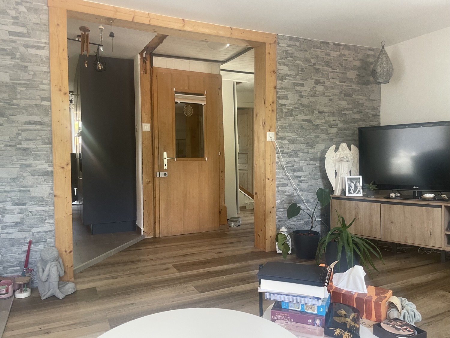 Renovated 7.5-room apartment in Jaun with balcony and 2 parking spaces