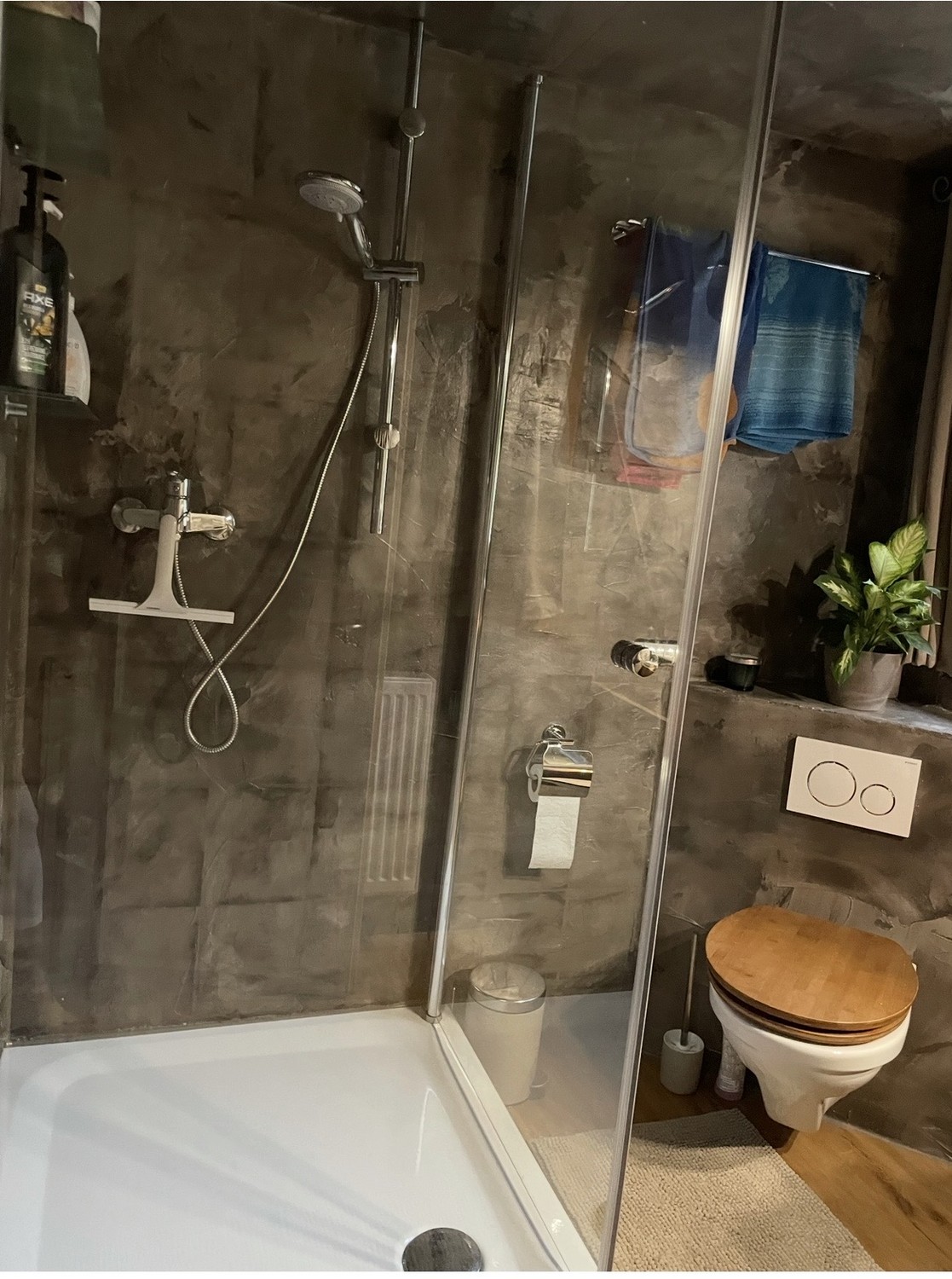 Renovated 7.5-room apartment in Jaun with balcony and 2 parking spaces