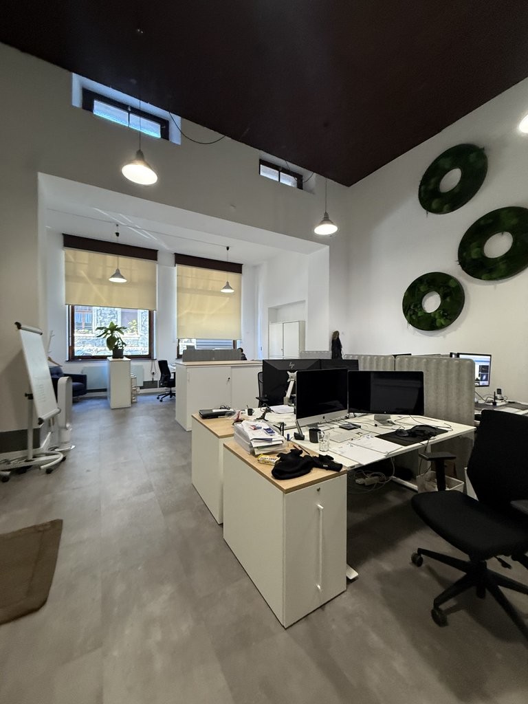 104m² shop