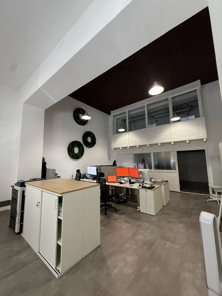 104m² shop