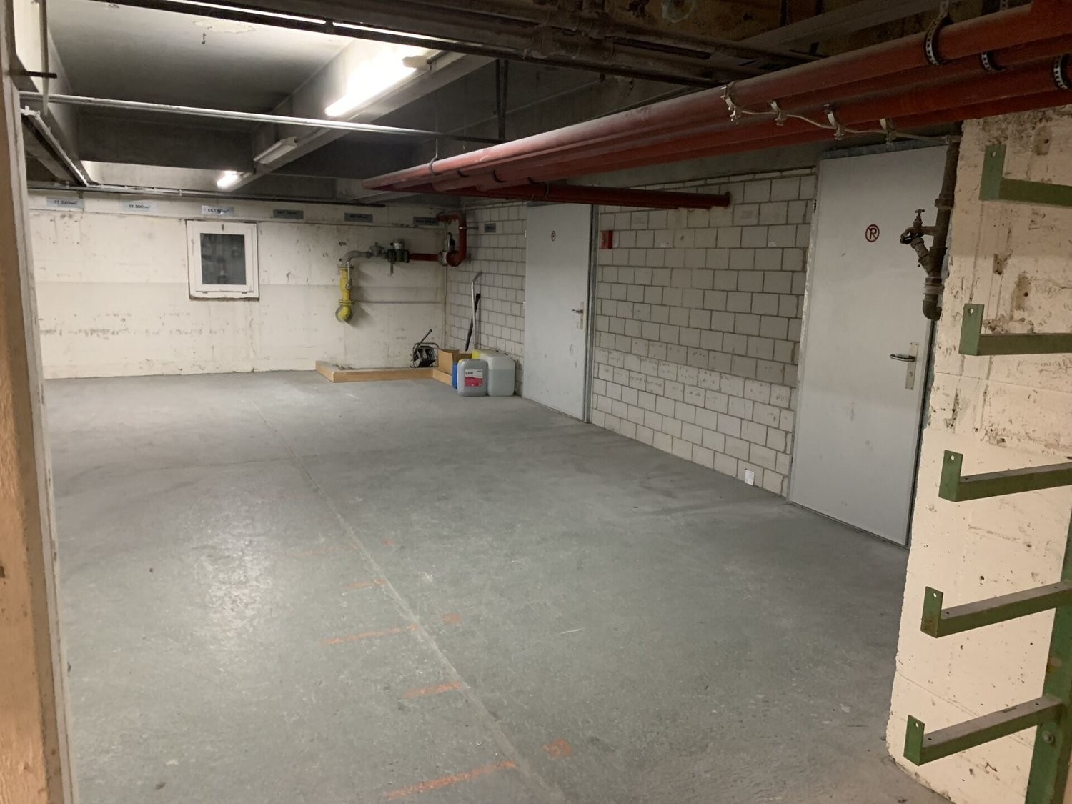 664m² storage room