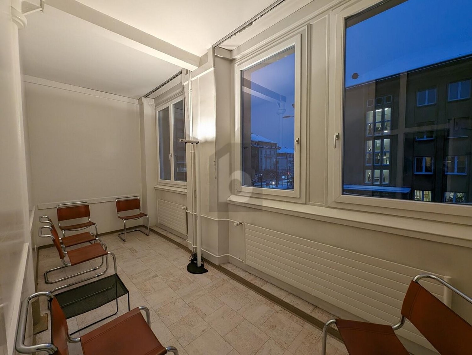 180m² office