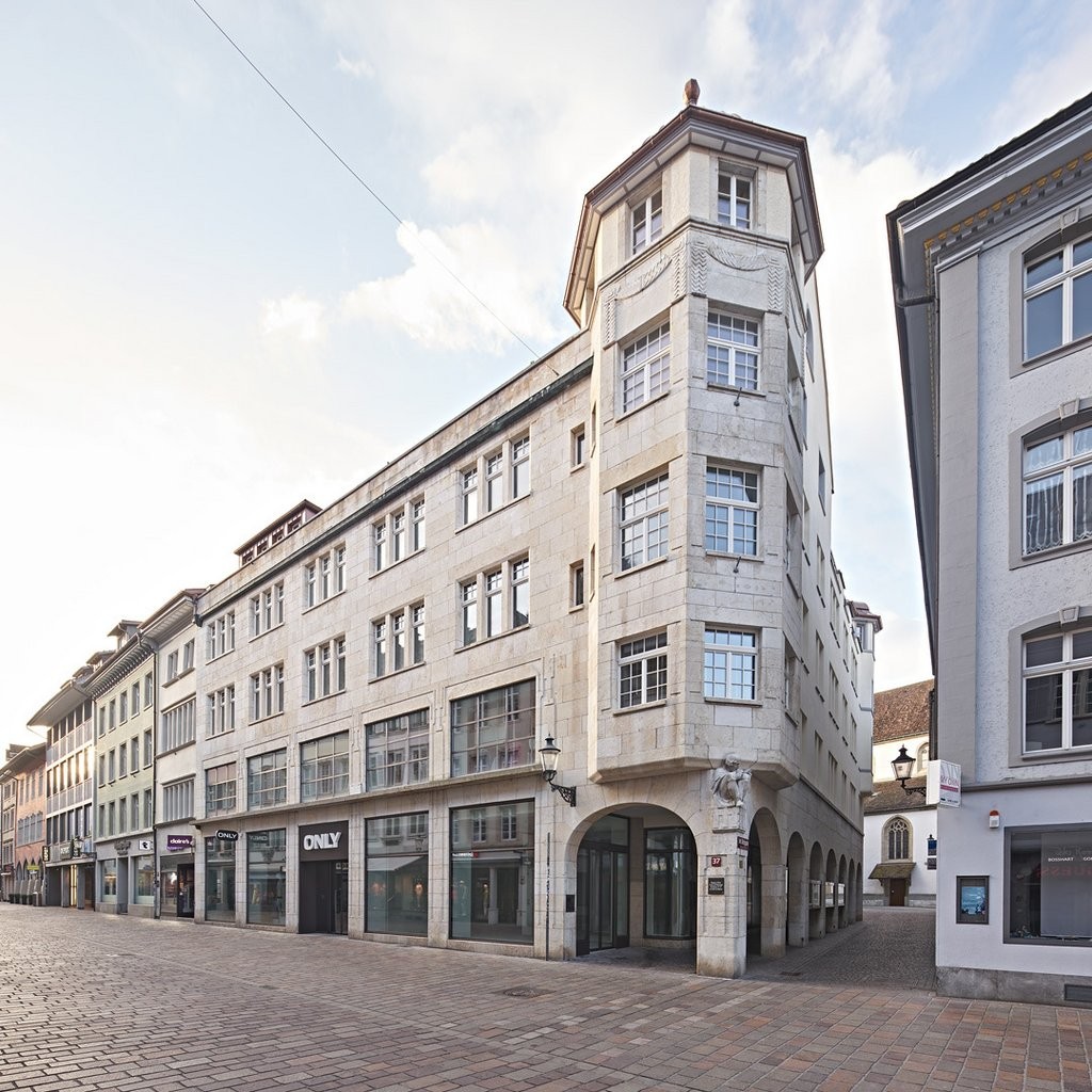46m² shop