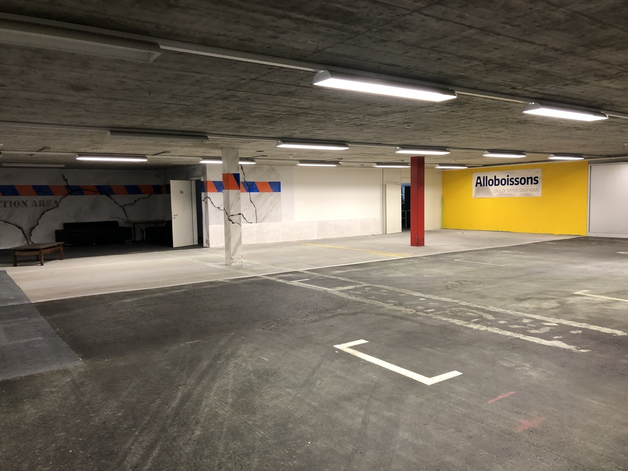 250m² storage room