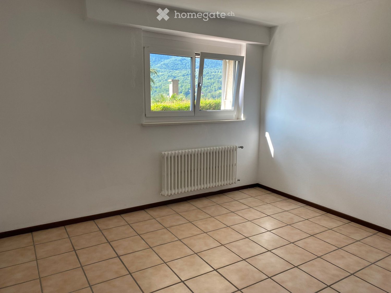 2 ½ Zimmer Wohnung
Zu vermieten ist eine 2,5-Zimmer-Wohnung im Erdgeschoss, bestehend aus:
Flur mit Einbauschrank;
Wohnzimmer;
Schlafzimmer;
Bad mit Badewanne;
Essküche;
Keller.
Zudem ist ein Aussenparkplatz verfügbar.
Ab sofort verfügbar.
Monatsmiete, inklusive Nebenkosten: CHF 1'300.00, ohne Abre, Foto 5 von 5
