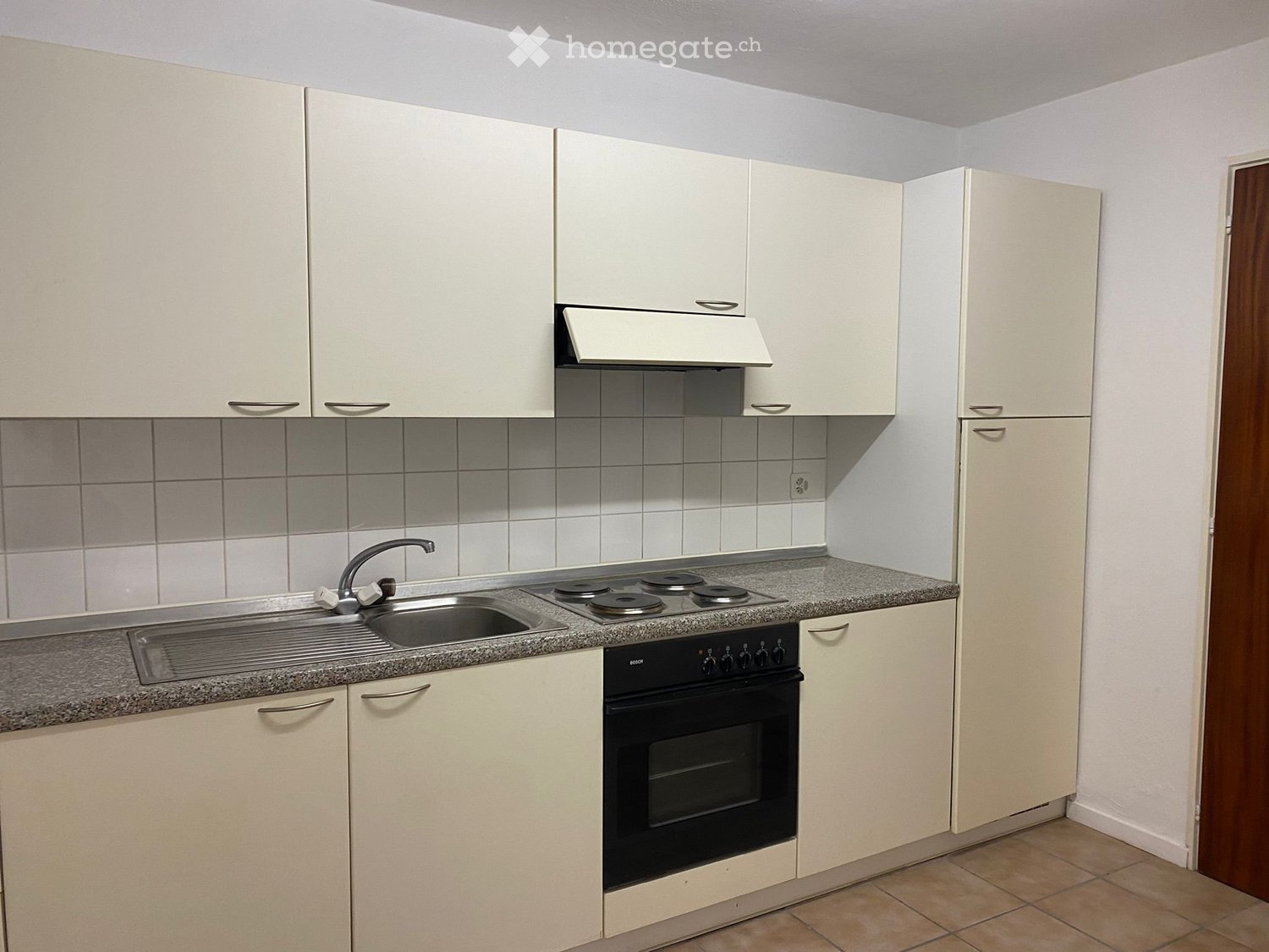 2 ½ Zimmer Wohnung
Zu vermieten ist eine 2,5-Zimmer-Wohnung im Erdgeschoss, bestehend aus:
Flur mit Einbauschrank;
Wohnzimmer;
Schlafzimmer;
Bad mit Badewanne;
Essküche;
Keller.
Zudem ist ein Aussenparkplatz verfügbar.
Ab sofort verfügbar.
Monatsmiete, inklusive Nebenkosten: CHF 1'300.00, ohne Abre, Foto 2 von 5