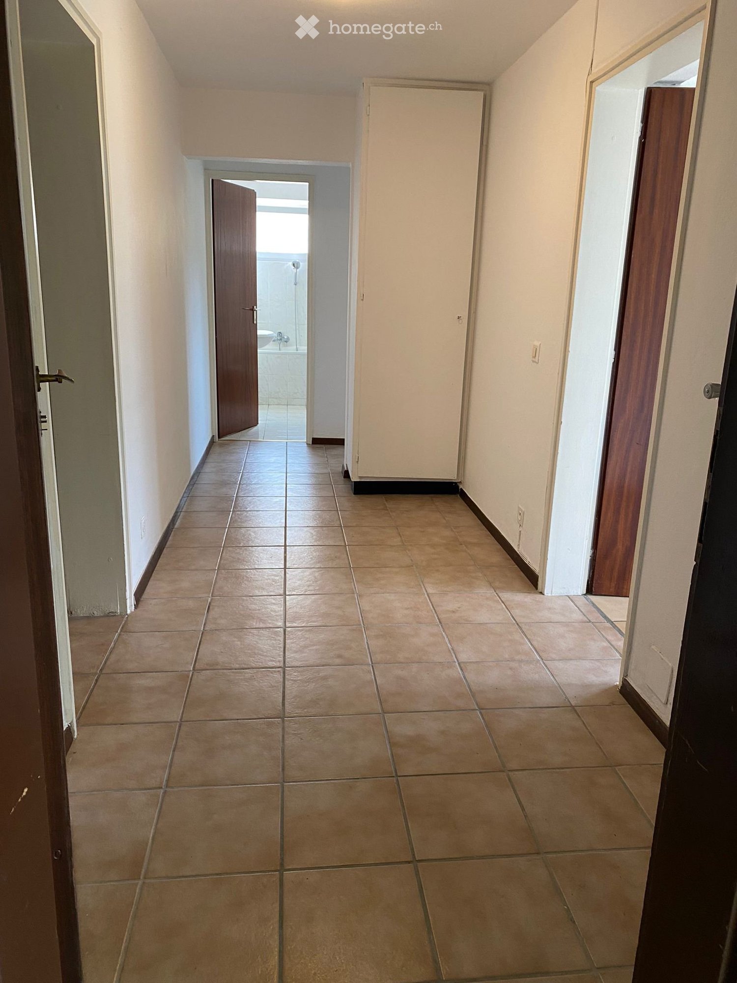 2 ½ Zimmer Wohnung
Zu vermieten ist eine 2,5-Zimmer-Wohnung im Erdgeschoss, bestehend aus:
Flur mit Einbauschrank;
Wohnzimmer;
Schlafzimmer;
Bad mit Badewanne;
Essküche;
Keller.
Zudem ist ein Aussenparkplatz verfügbar.
Ab sofort verfügbar.
Monatsmiete, inklusive Nebenkosten: CHF 1'300.00, ohne Abre, Foto 4 von 5