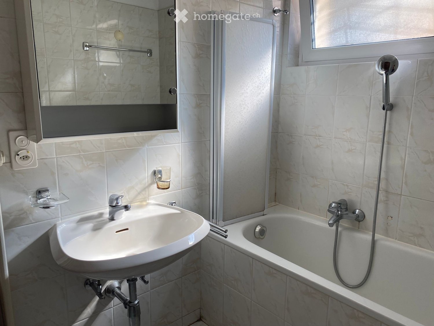 2 ½ Zimmer Wohnung
Zu vermieten ist eine 2,5-Zimmer-Wohnung im Erdgeschoss, bestehend aus:
Flur mit Einbauschrank;
Wohnzimmer;
Schlafzimmer;
Bad mit Badewanne;
Essküche;
Keller.
Zudem ist ein Aussenparkplatz verfügbar.
Ab sofort verfügbar.
Monatsmiete, inklusive Nebenkosten: CHF 1'300.00, ohne Abre, Foto 3 von 5