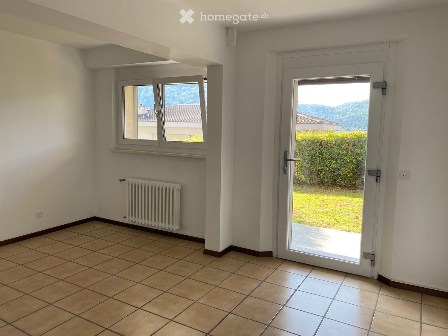2 ½ Zimmer Wohnung
Zu vermieten ist eine 2,5-Zimmer-Wohnung im Erdgeschoss, bestehend aus:
Flur mit Einbauschrank;
Wohnzimmer;
Schlafzimmer;
Bad mit Badewanne;
Essküche;
Keller.
Zudem ist ein Aussenparkplatz verfügbar.
Ab sofort verfügbar.
Monatsmiete, inklusive Nebenkosten: CHF 1'300.00, ohne Abre, Foto 1 von 5