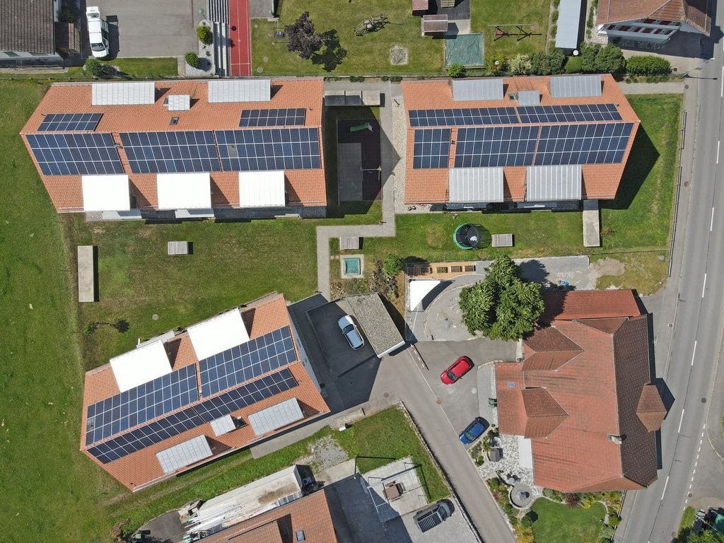 Posti per moto al coperto

Tra il municipio e la scuola, in Lilienweg 1-3, Blumenstein, affittiamo **posti per moto a CHF 25.00** più IVA al mese.

Interessato? Restiamo in attesa di un vostro contatto!
