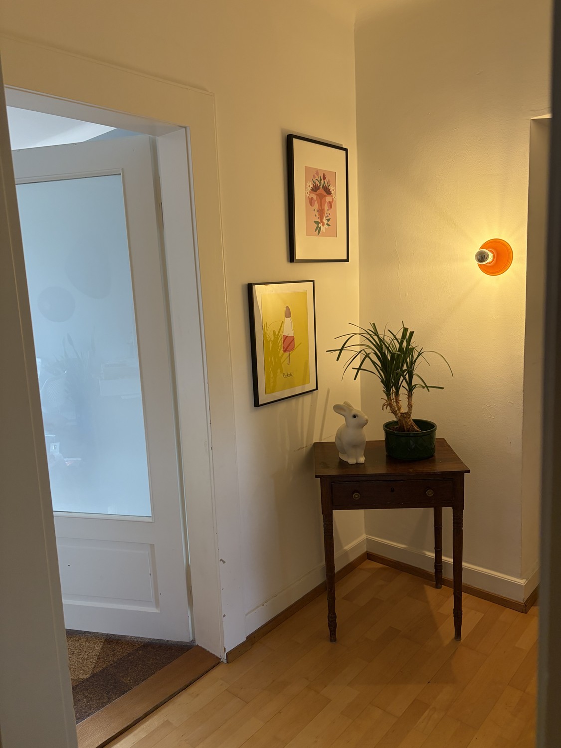 appartement de 4 pièces

apartement lumineux dans un emplacement de rêve avec jardin et balcon. 4 min à pied du S-Bahn - du lac - de Coop/Migros - de la forêt. Cuisine avec coin repas, deux chambres d'enfants/bureaux. Une chambre à coucher. Un espace salon/salle à manger. Entièrement meublé avec Int