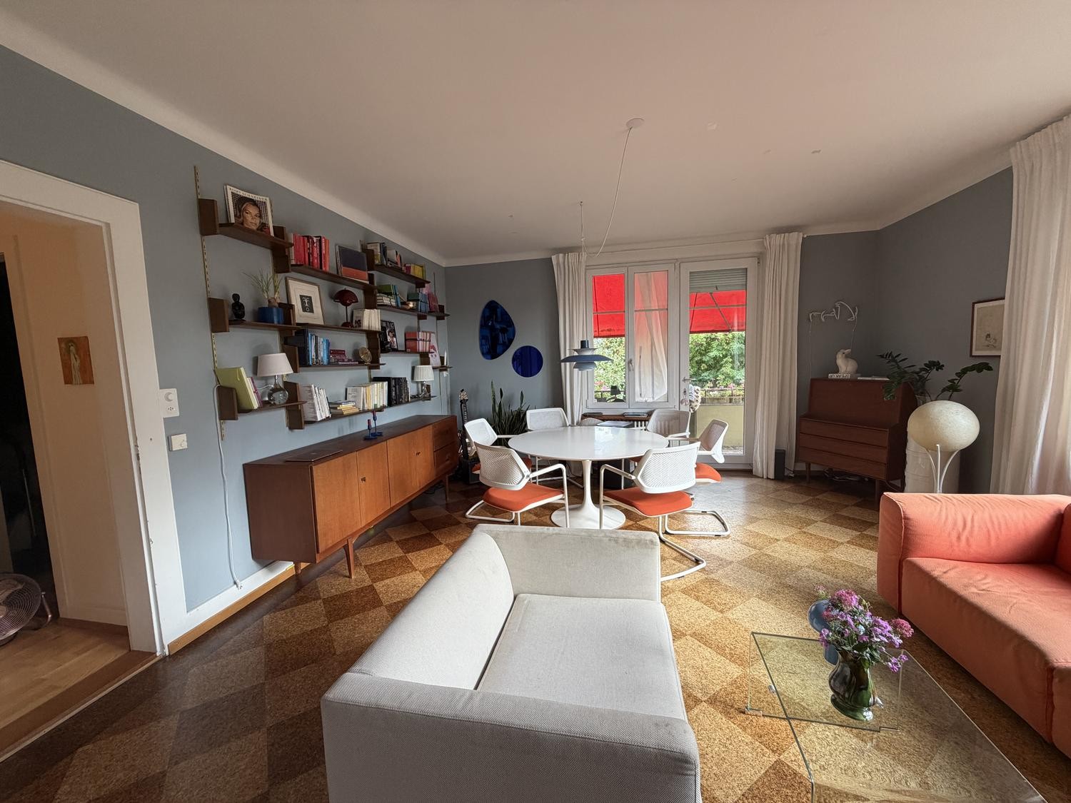 appartement de 4 pièces

apartement lumineux dans un emplacement de rêve avec jardin et balcon. 4 min à pied du S-Bahn - du lac - de Coop/Migros - de la forêt. Cuisine avec coin repas, deux chambres d'enfants/bureaux. Une chambre à coucher. Un espace salon/salle à manger. Entièrement meublé avec Int