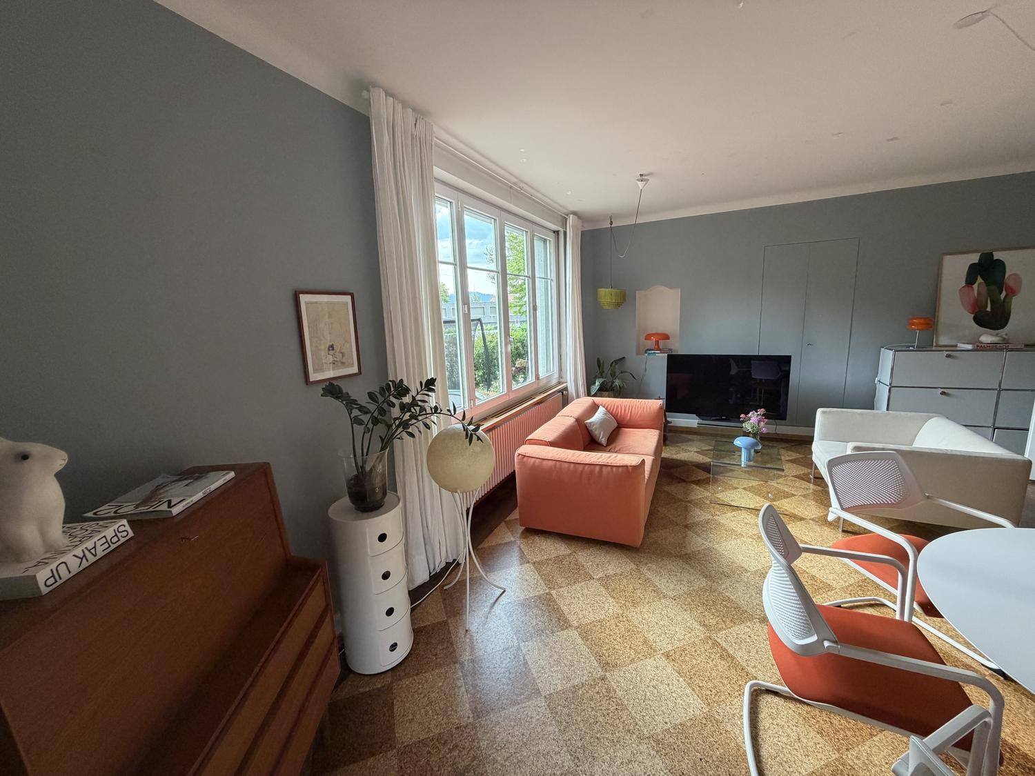 appartement de 4 pièces

apartement lumineux dans un emplacement de rêve avec jardin et balcon. 4 min à pied du S-Bahn - du lac - de Coop/Migros - de la forêt. Cuisine avec coin repas, deux chambres d'enfants/bureaux. Une chambre à coucher. Un espace salon/salle à manger. Entièrement meublé avec Int