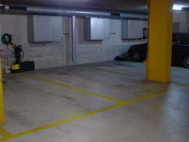 Place de parc souterrain

Nous louons divers emplacements de stationnement au Im Spitzler 5 à Urdorf, immédiatement ou à convenir.

\- Court délai de résiliation (1 mois)
\- Plus 8.1% TVA pour les locataires externes

Avons-nous suscité votre intérêt ? Nous nous réjouissons de votre prise de contact