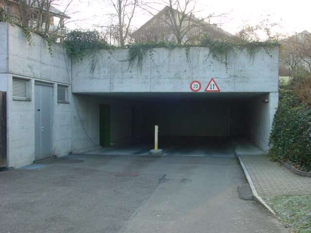 Place de parc souterrain

Nous louons divers emplacements de stationnement au Im Spitzler 5 à Urdorf, immédiatement ou à convenir.

\- Court délai de résiliation (1 mois)
\- Plus 8.1% TVA pour les locataires externes

Avons-nous suscité votre intérêt ? Nous nous réjouissons de votre prise de contact