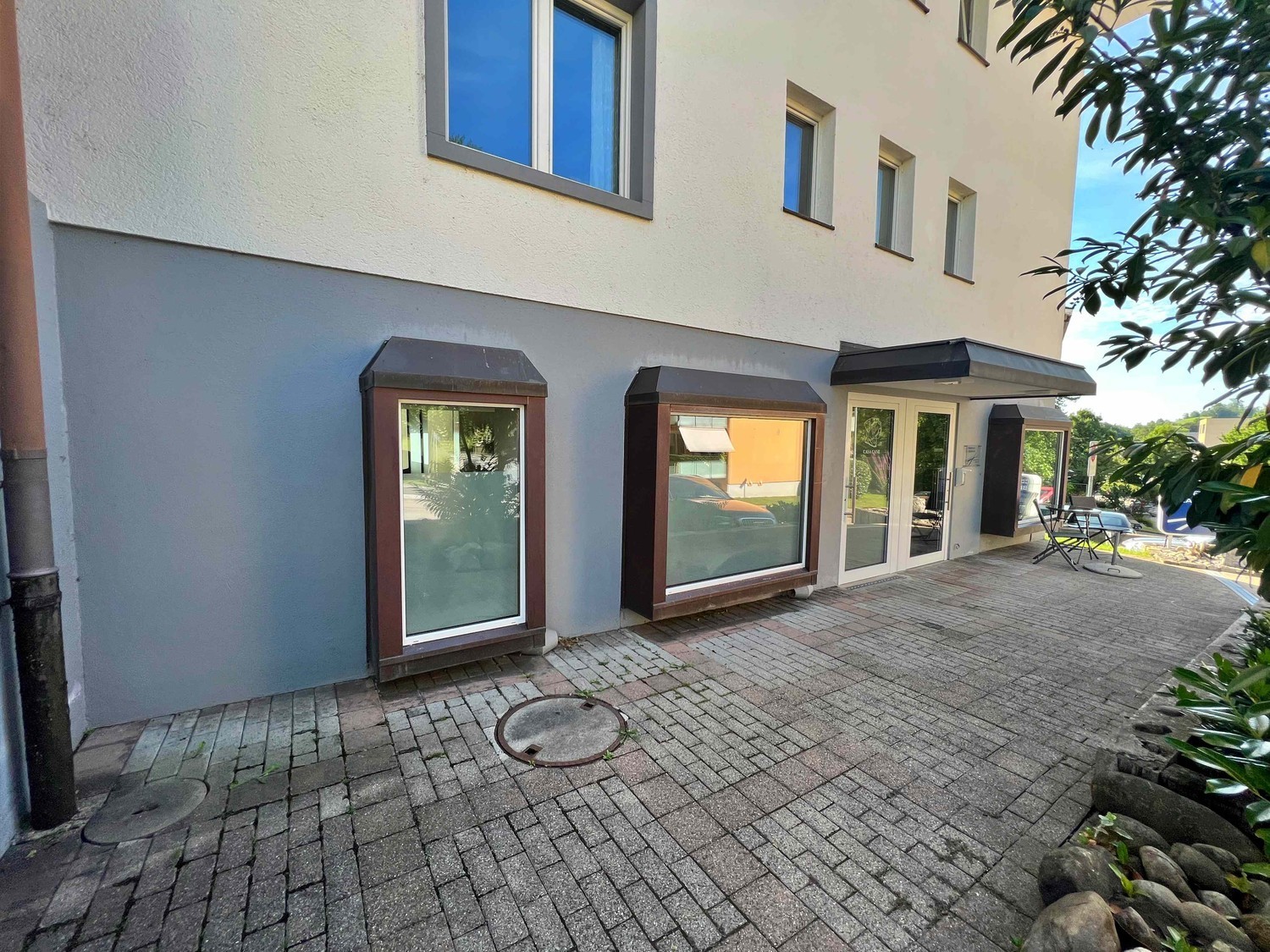 70m² commercial
