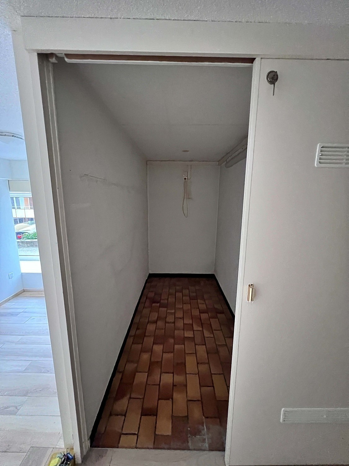 70m² commercial