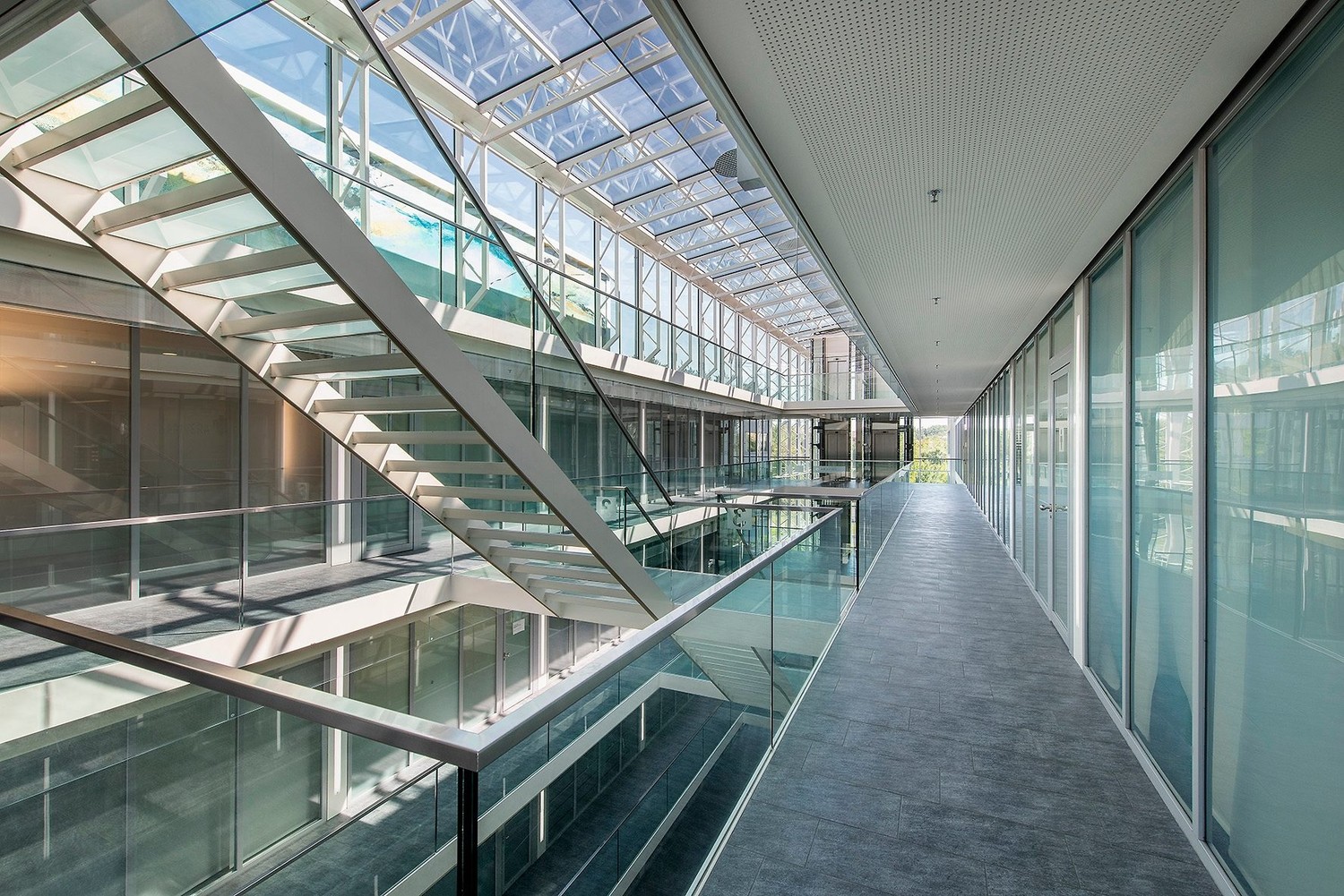 883m² office