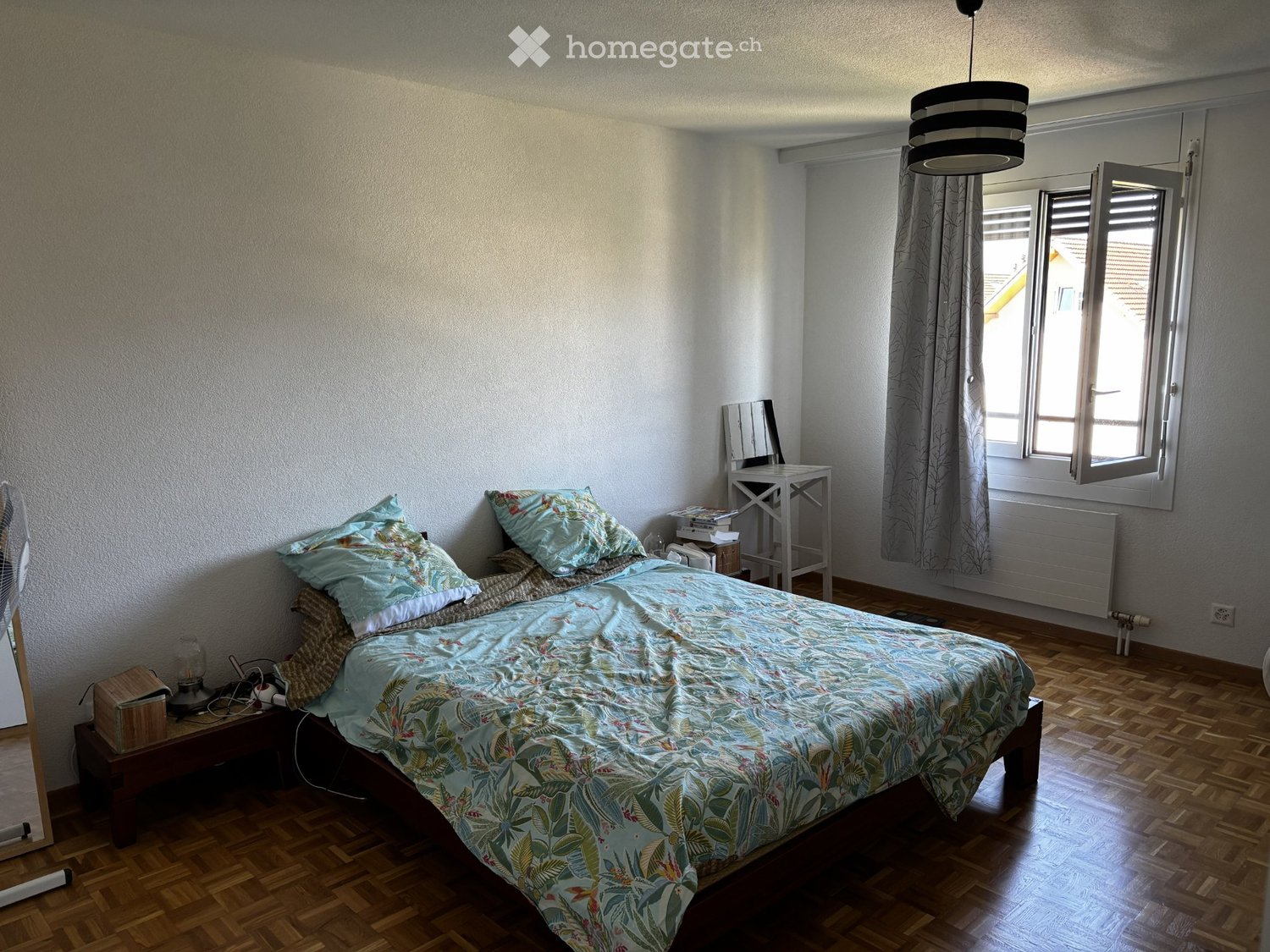 3 ½ Zimmer Wohnung","description":"Durchgehende 3.5-Zimmer-Wohnung in ruhiger Quartierlage. Nahe Schulen und Bahnhof.
Zwei Schlafzimmer, davon eines sehr gross, ein Wohnzimmer, eine ausgestattete Küche mit Geschirrspüler, eine Waschküchen-Ecke mit Möglichkeit zum Anschluss einer Waschmaschine, ein B, Foto 3 von 5