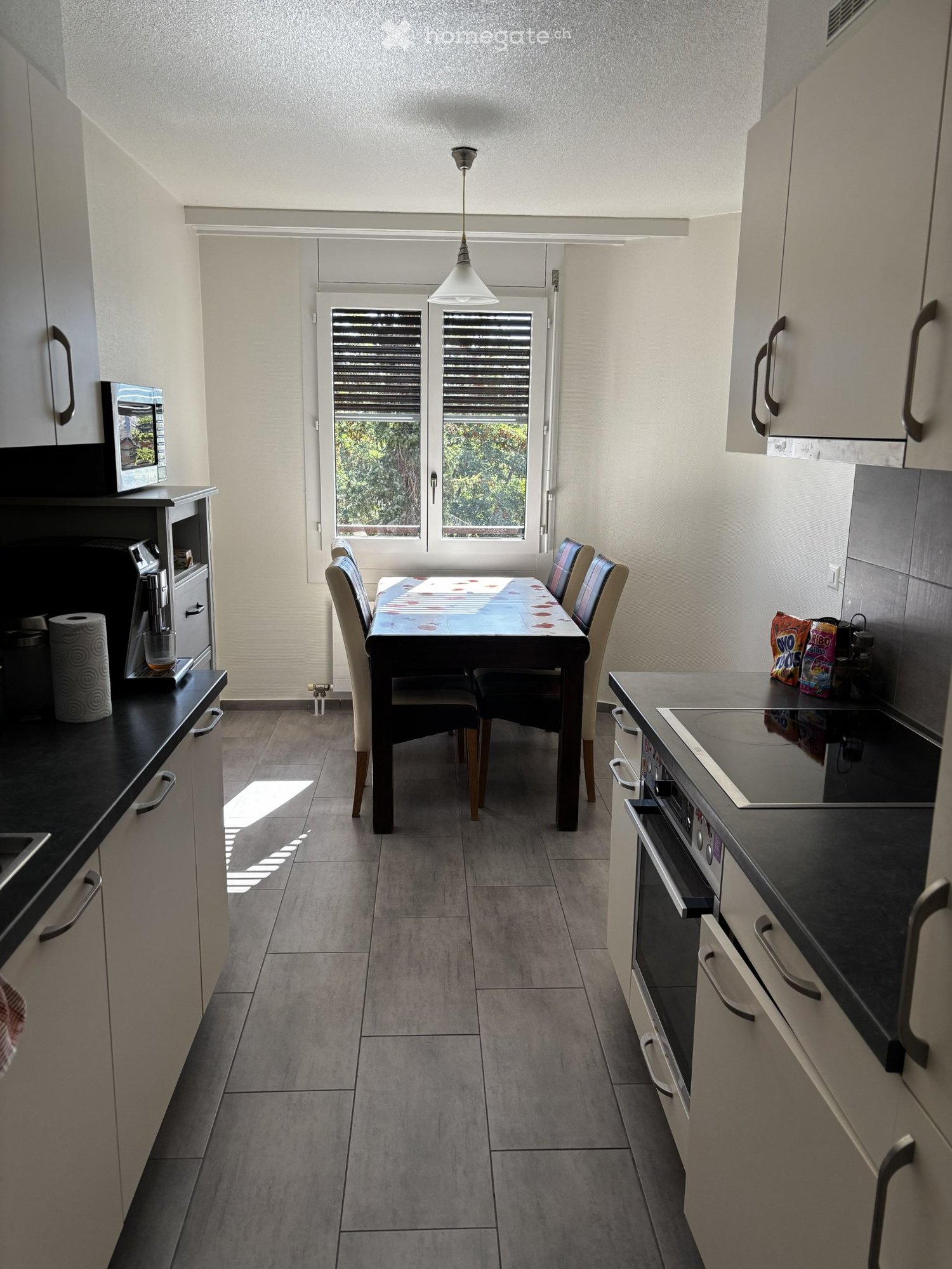 3 ½ Zimmer Wohnung","description":"Durchgehende 3.5-Zimmer-Wohnung in ruhiger Quartierlage. Nahe Schulen und Bahnhof.
Zwei Schlafzimmer, davon eines sehr gross, ein Wohnzimmer, eine ausgestattete Küche mit Geschirrspüler, eine Waschküchen-Ecke mit Möglichkeit zum Anschluss einer Waschmaschine, ein B, Foto 5 von 5