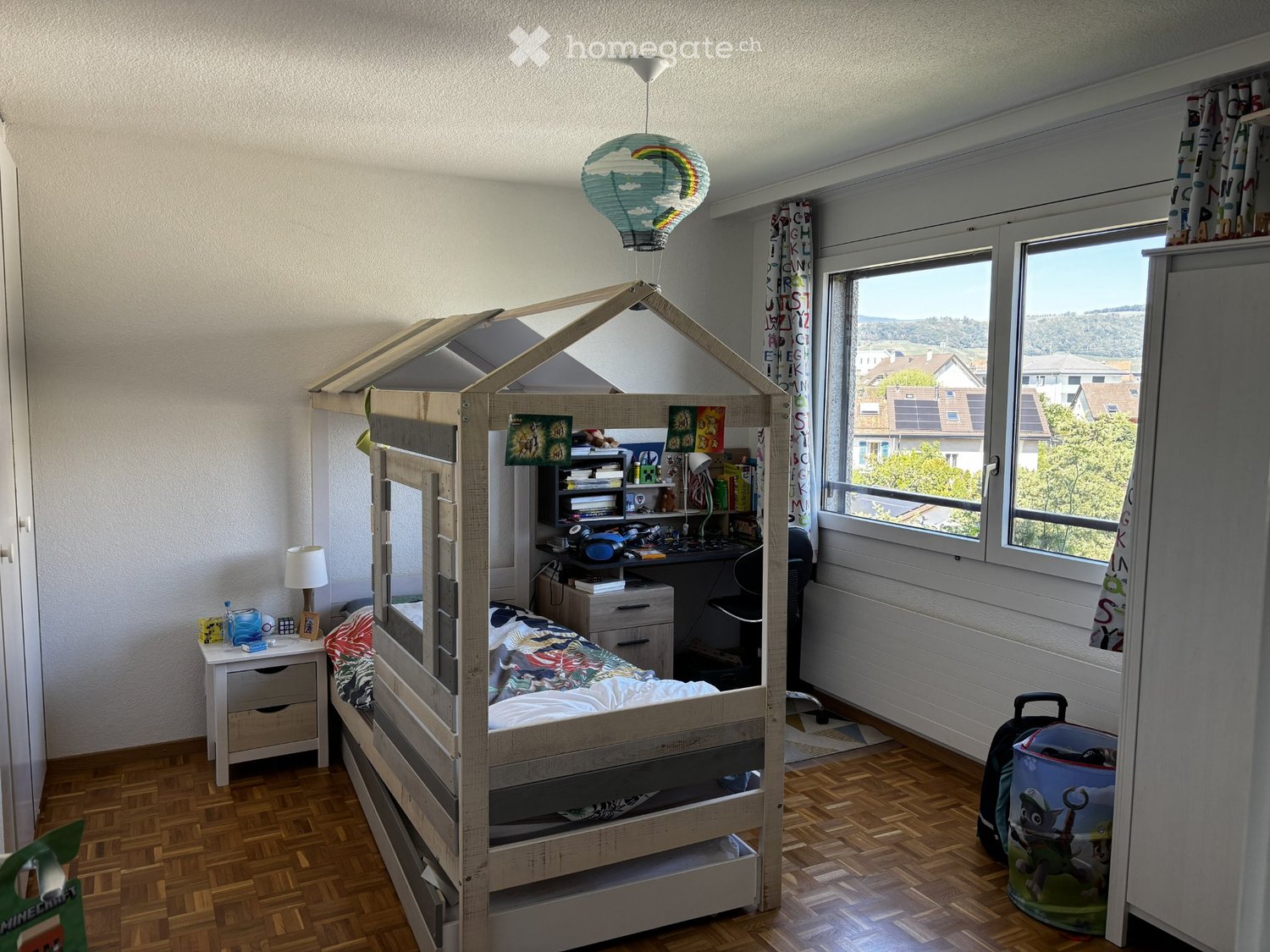 3 ½ Zimmer Wohnung","description":"Durchgehende 3.5-Zimmer-Wohnung in ruhiger Quartierlage. Nahe Schulen und Bahnhof.
Zwei Schlafzimmer, davon eines sehr gross, ein Wohnzimmer, eine ausgestattete Küche mit Geschirrspüler, eine Waschküchen-Ecke mit Möglichkeit zum Anschluss einer Waschmaschine, ein B, Foto 4 von 5