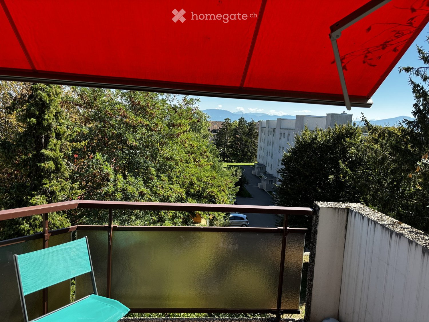 3 ½ Zimmer Wohnung","description":"Durchgehende 3.5-Zimmer-Wohnung in ruhiger Quartierlage. Nahe Schulen und Bahnhof.
Zwei Schlafzimmer, davon eines sehr gross, ein Wohnzimmer, eine ausgestattete Küche mit Geschirrspüler, eine Waschküchen-Ecke mit Möglichkeit zum Anschluss einer Waschmaschine, ein B, Foto 1 von 5