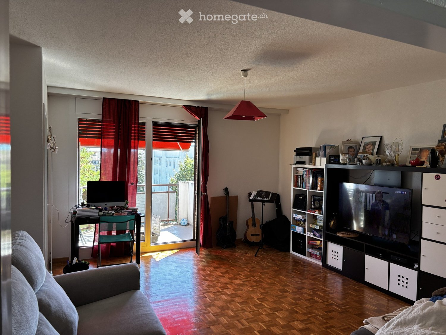 3 ½ Zimmer Wohnung","description":"Durchgehende 3.5-Zimmer-Wohnung in ruhiger Quartierlage. Nahe Schulen und Bahnhof.
Zwei Schlafzimmer, davon eines sehr gross, ein Wohnzimmer, eine ausgestattete Küche mit Geschirrspüler, eine Waschküchen-Ecke mit Möglichkeit zum Anschluss einer Waschmaschine, ein B, Foto 2 von 5