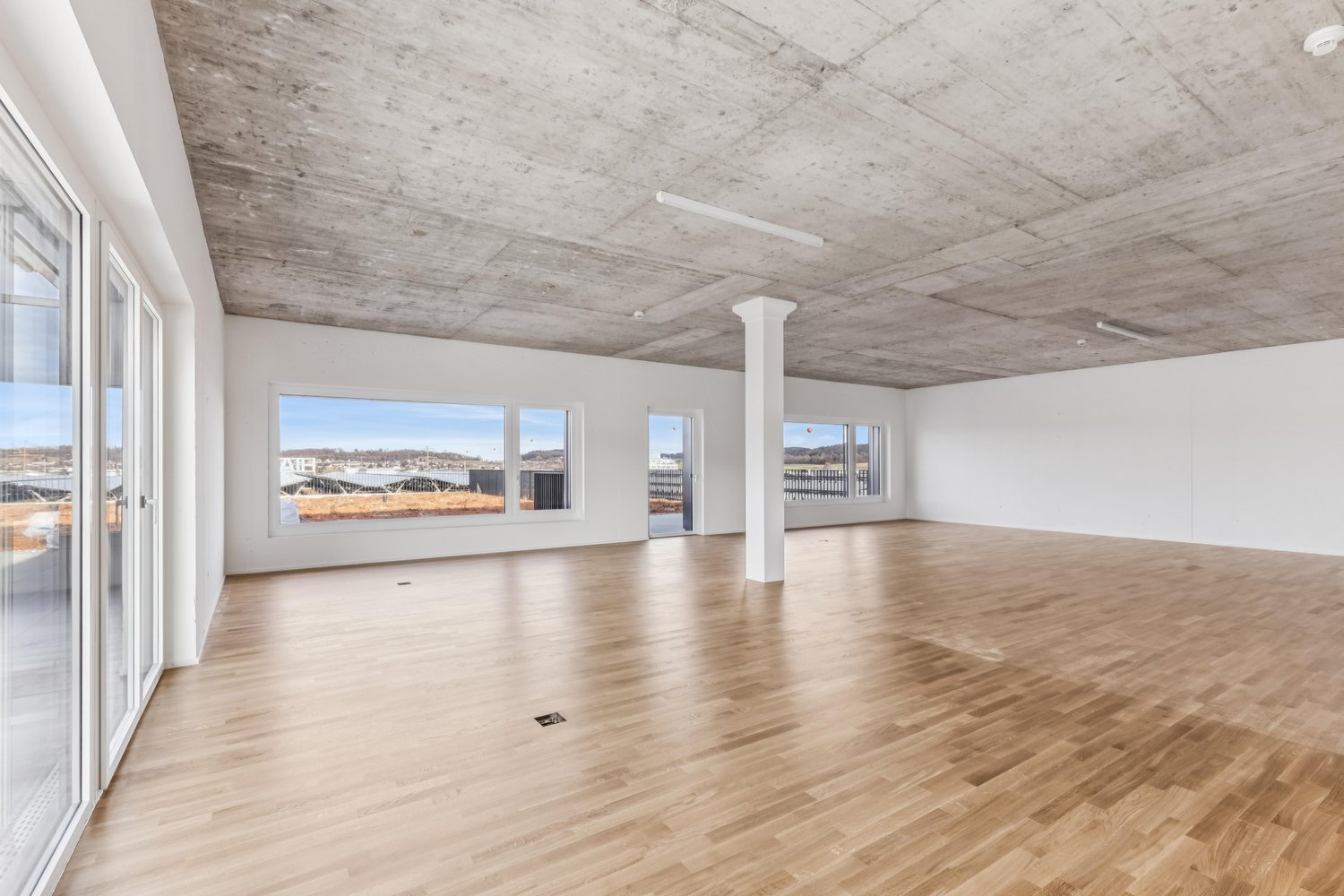 136m² office