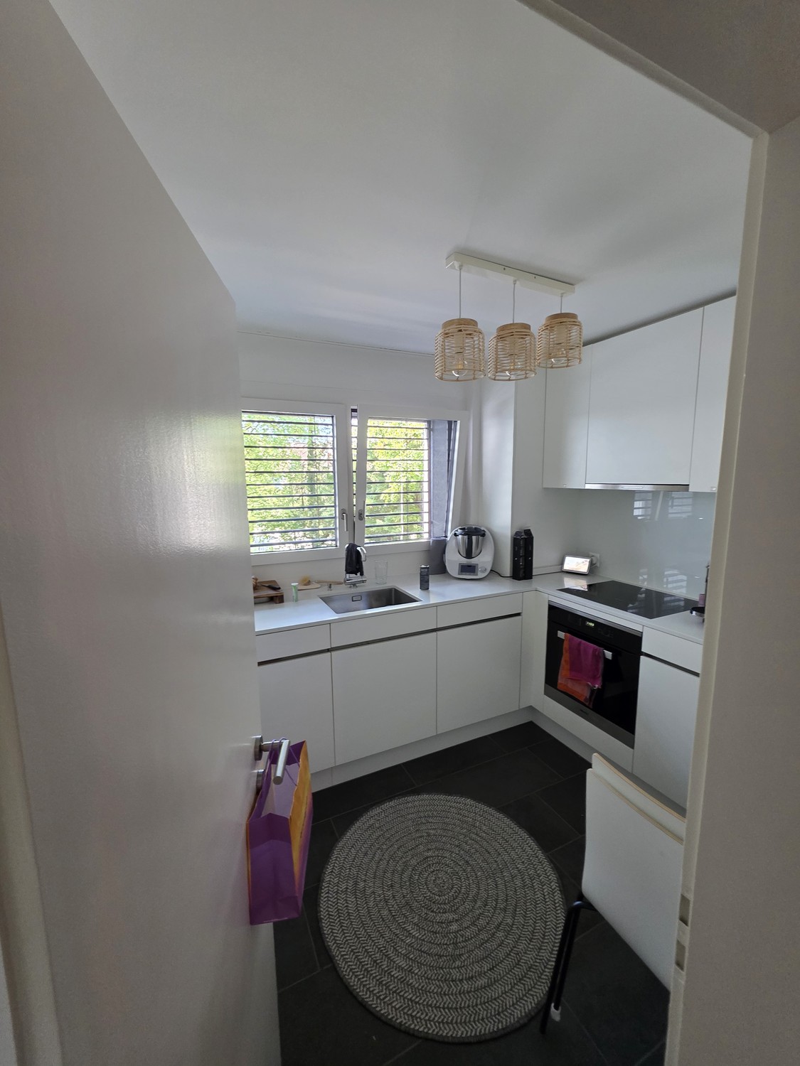 Appartement lumineux à Winterthur dans un quartier calme – disponible immédiatement

Je loue mon appartement chaleureux à Winterthur dans un quartier calme. Les grandes fenêtres assurent beaucoup de lumière naturelle et une atmosphère de vie agréable.

**L'appartement offre les avantages suivants :*