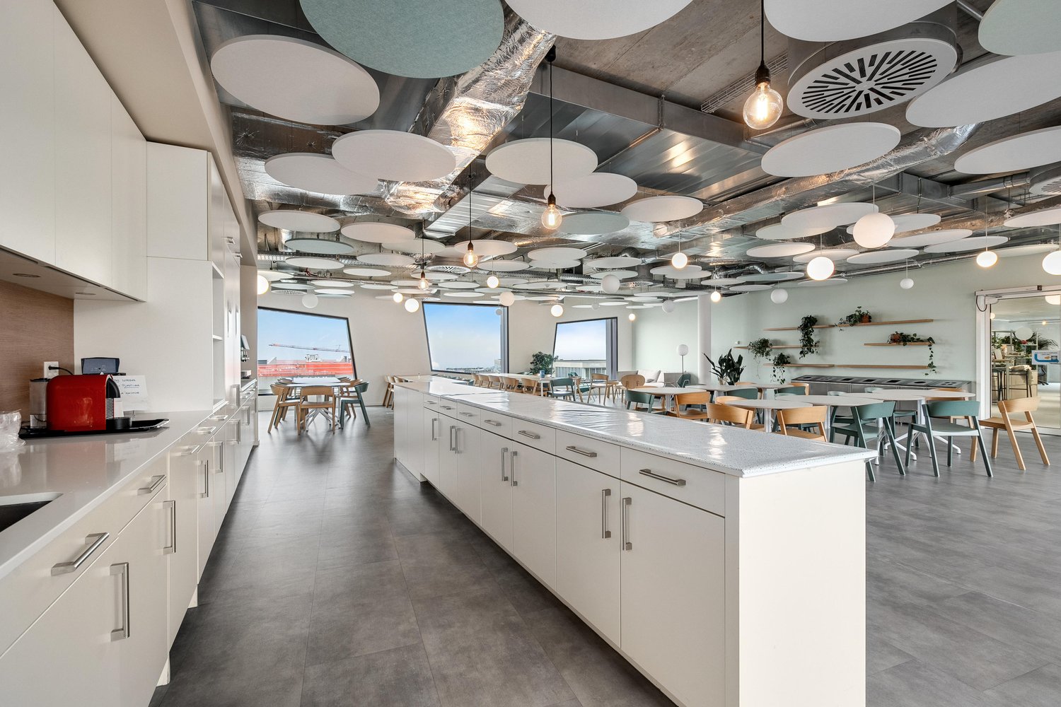 2045m² office, photo 4 of 6