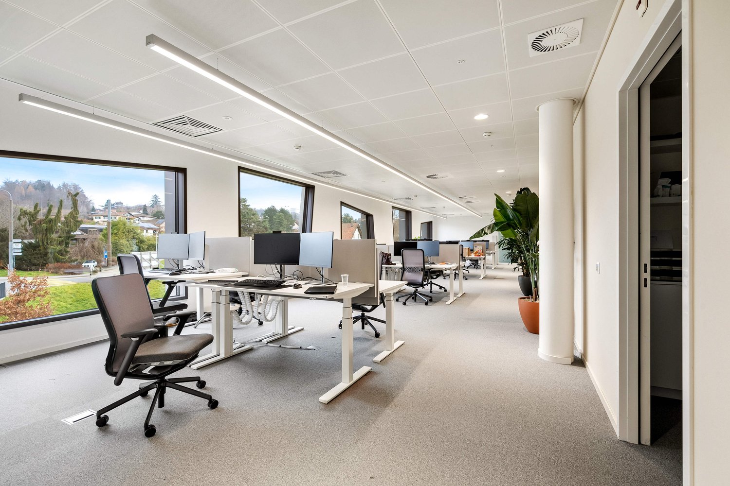 2045m² office, photo 1 of 6