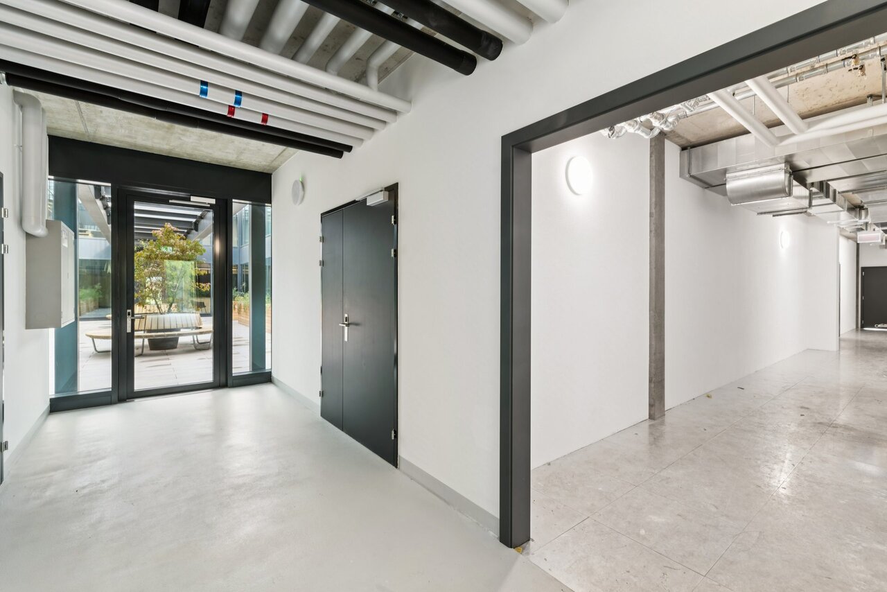 105m² workshop