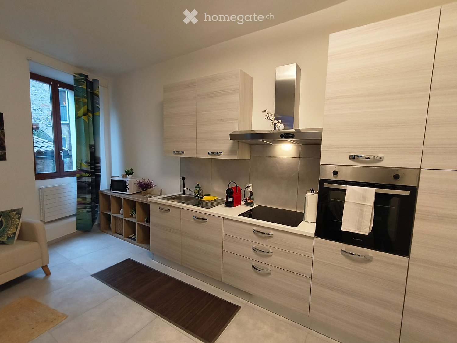 Appartement rénové en 2024 entièrement meublé et équipé, deux chambres à coucher, salon et cuisine équipée. Climatisation, four, micro-ondes et machine à café, smart TV, lave-vaisselle. Libre dès le 01.02.2026. Loyer CHF 1'350.- + CHF 100.- d'acompte de charges. Lumineux dans le noyau.