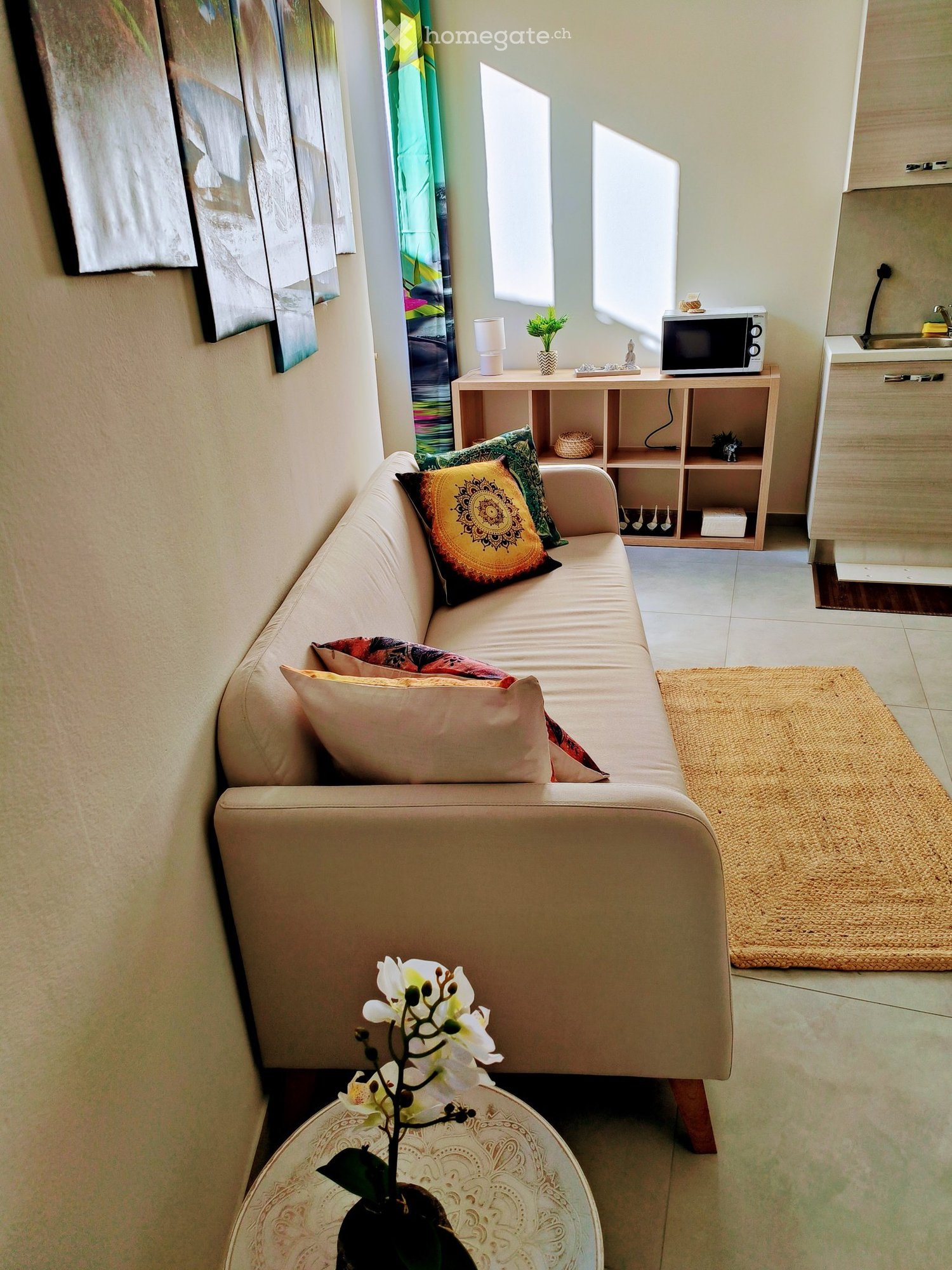 Appartement rénové en 2024 entièrement meublé et équipé, deux chambres à coucher, salon et cuisine équipée. Climatisation, four, micro-ondes et machine à café, smart TV, lave-vaisselle. Libre dès le 01.02.2026. Loyer CHF 1'350.- + CHF 100.- d'acompte de charges. Lumineux dans le noyau.