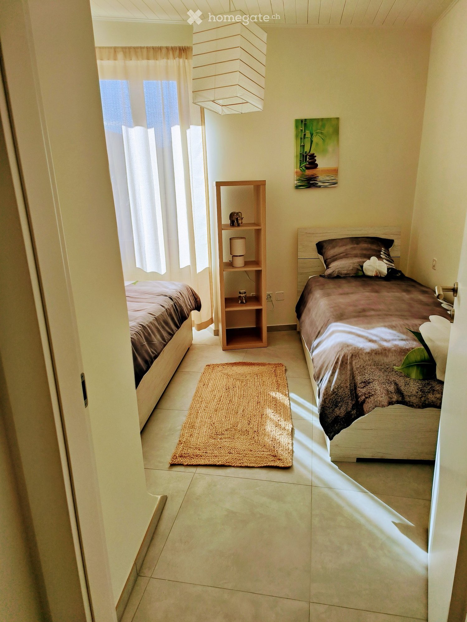 Appartement rénové en 2024 entièrement meublé et équipé, deux chambres à coucher, salon et cuisine équipée. Climatisation, four, micro-ondes et machine à café, smart TV, lave-vaisselle. Libre dès le 01.02.2026. Loyer CHF 1'350.- + CHF 100.- d'acompte de charges. Lumineux dans le noyau.