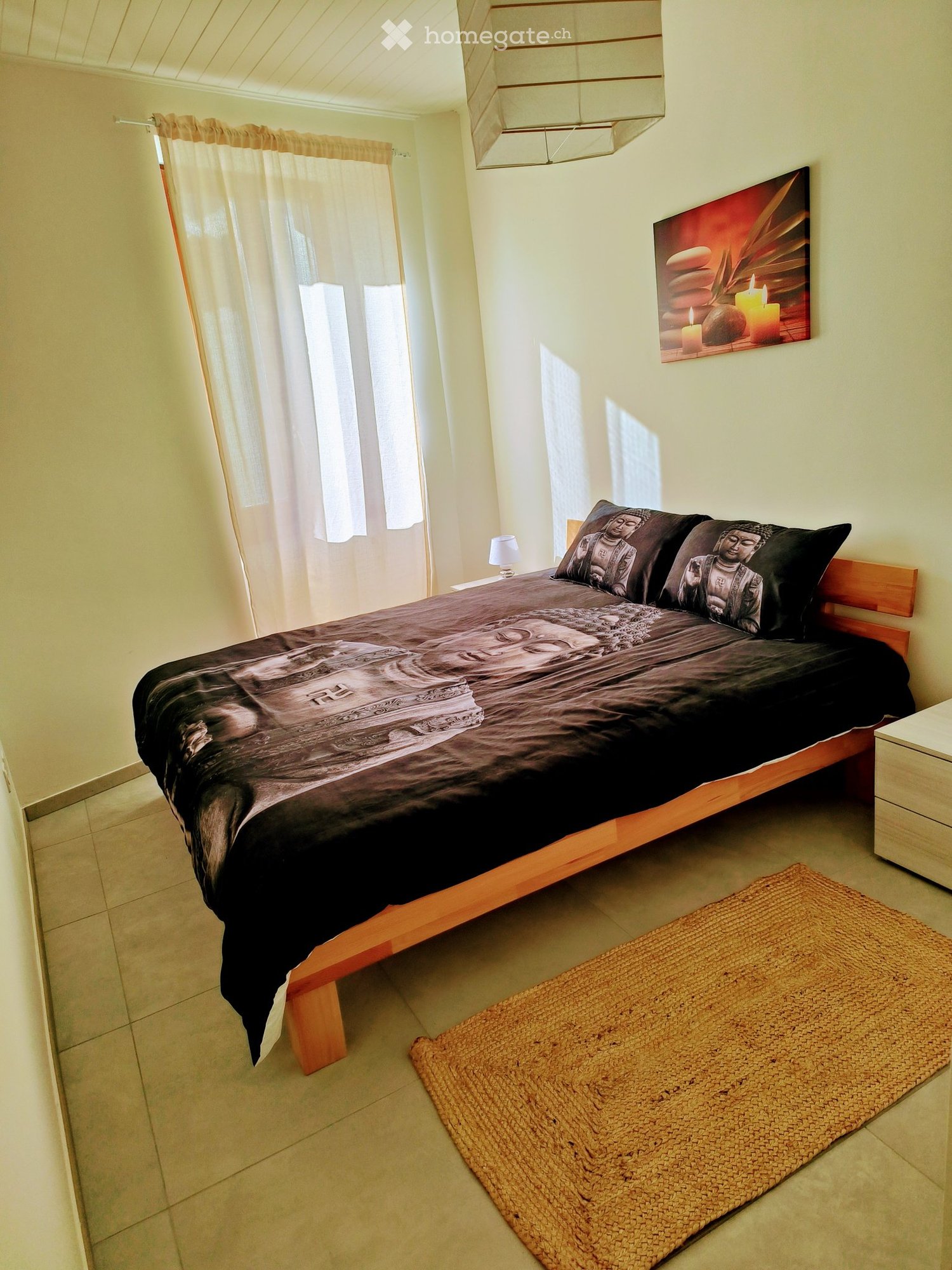 Appartement rénové en 2024 entièrement meublé et équipé, deux chambres à coucher, salon et cuisine équipée. Climatisation, four, micro-ondes et machine à café, smart TV, lave-vaisselle. Libre dès le 01.02.2026. Loyer CHF 1'350.- + CHF 100.- d'acompte de charges. Lumineux dans le noyau.