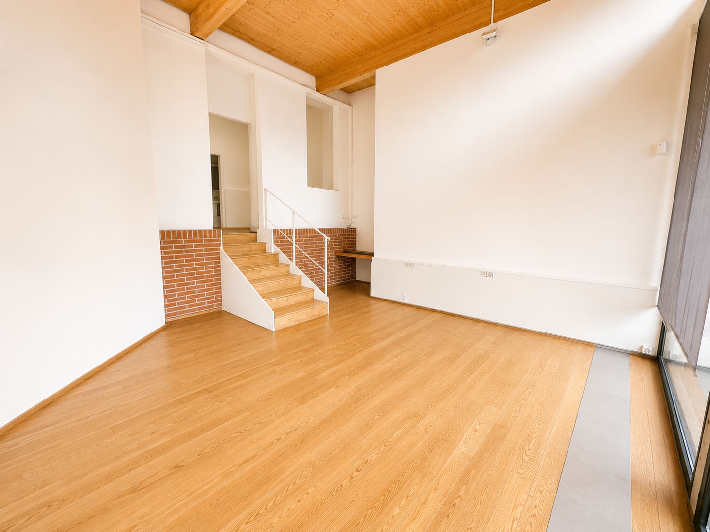 46m² commercial

Commercial/office space on two levels in the heart of Chiasso

In the center of Chiasso, within the characteristic **Corte Arcadia**, we offer for rent an interesting **commercial space distributed over two levels**, ideal for professional activities, studios, showrooms, consultancy, photo 2 of 4