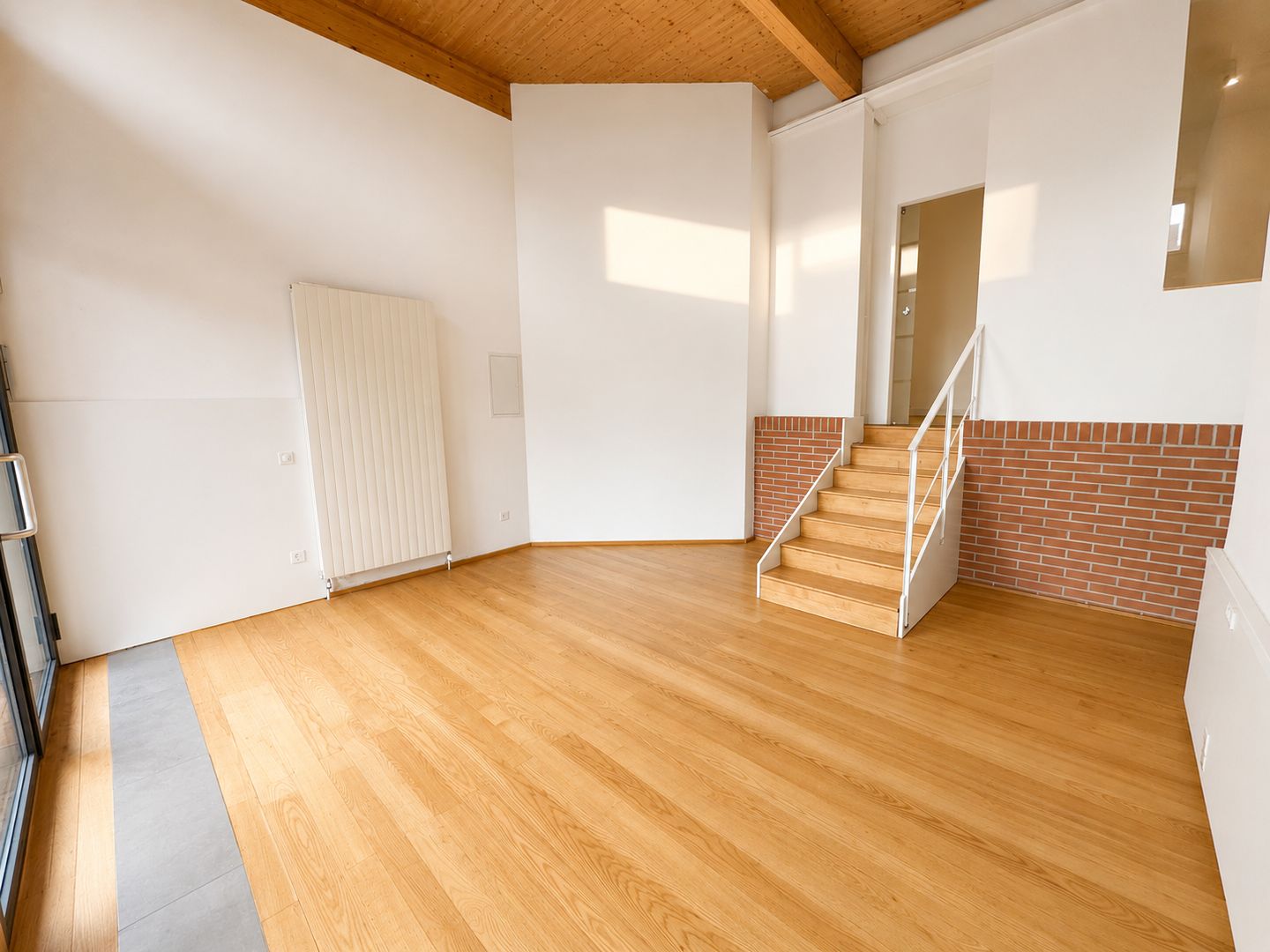 46m² commercial

Commercial/office space on two levels in the heart of Chiasso

In the center of Chiasso, within the characteristic **Corte Arcadia**, we offer for rent an interesting **commercial space distributed over two levels**, ideal for professional activities, studios, showrooms, consultancy, photo 4 of 4