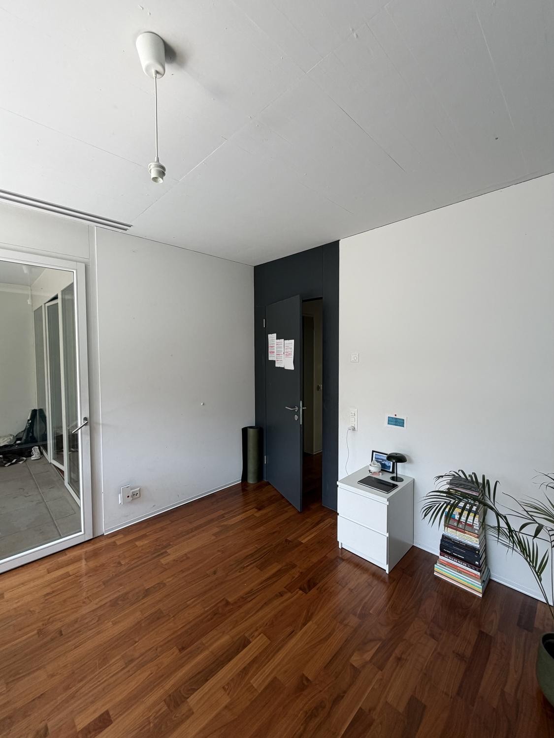 Zimmer in einer WG
Wir suchen einen freundlichen Mitbewohner/eine freundliche Mitbewohnerin für unsere WG! Das Zimmer (15 m²) ist ab dem **1. September** für **CHF 931.81/Monat** (inklusive Heizung) verfügbar und ist bis Januar 2027 garantiert, mit der Möglichkeit, um bis zu ein Jahr zu verlängern., Foto 3 von 10