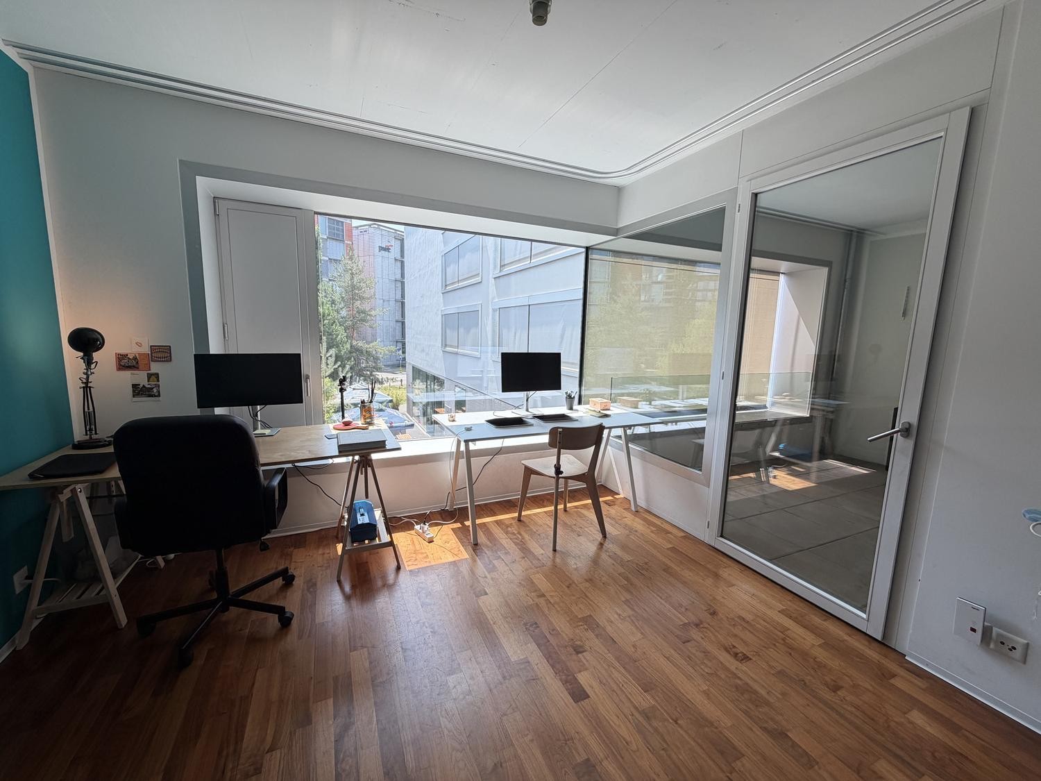 Zimmer in einer WG
Wir suchen einen freundlichen Mitbewohner/eine freundliche Mitbewohnerin für unsere WG! Das Zimmer (15 m²) ist ab dem **1. September** für **CHF 931.81/Monat** (inklusive Heizung) verfügbar und ist bis Januar 2027 garantiert, mit der Möglichkeit, um bis zu ein Jahr zu verlängern., Foto 1 von 10