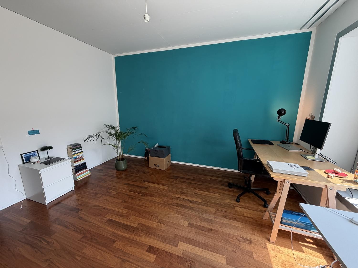 Zimmer in einer WG
Wir suchen einen freundlichen Mitbewohner/eine freundliche Mitbewohnerin für unsere WG! Das Zimmer (15 m²) ist ab dem **1. September** für **CHF 931.81/Monat** (inklusive Heizung) verfügbar und ist bis Januar 2027 garantiert, mit der Möglichkeit, um bis zu ein Jahr zu verlängern., Foto 2 von 10