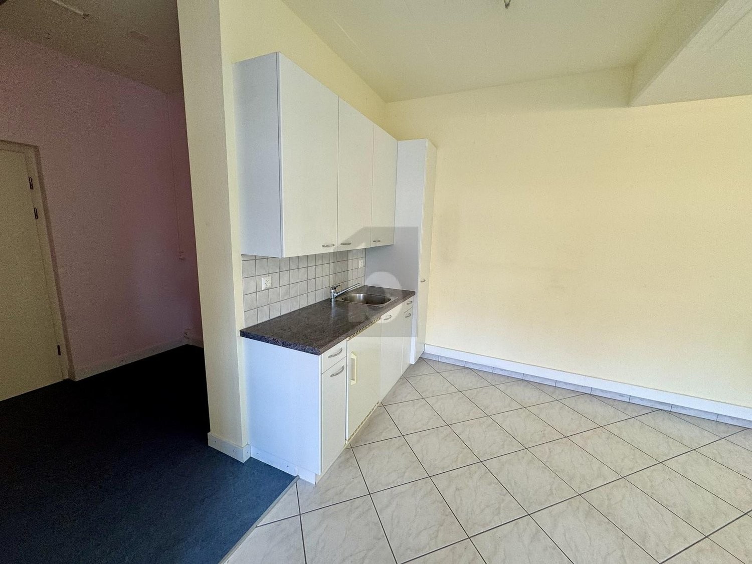 150m² shop