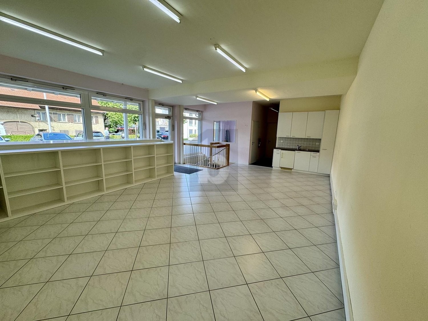150m² shop