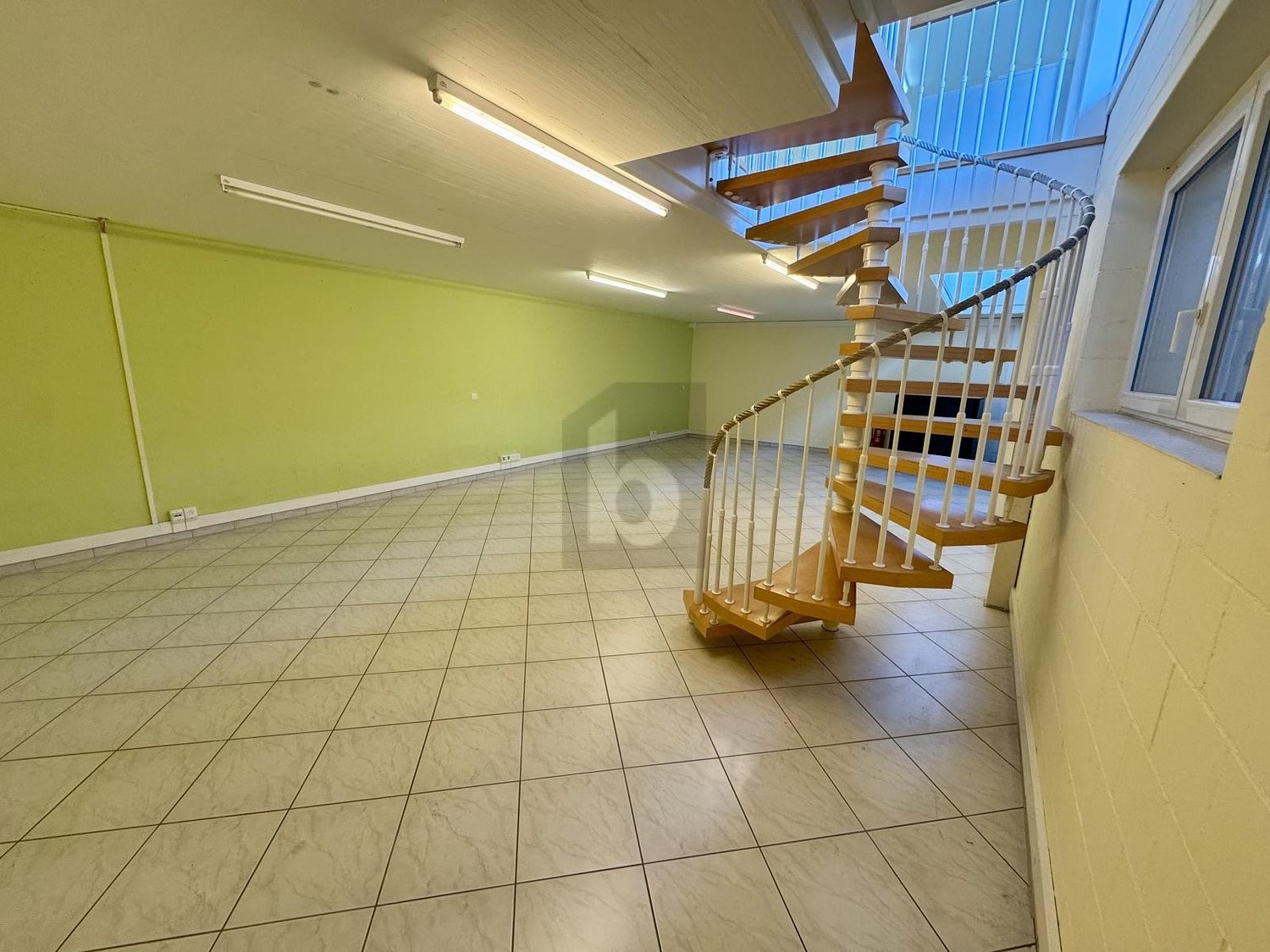 150m² shop