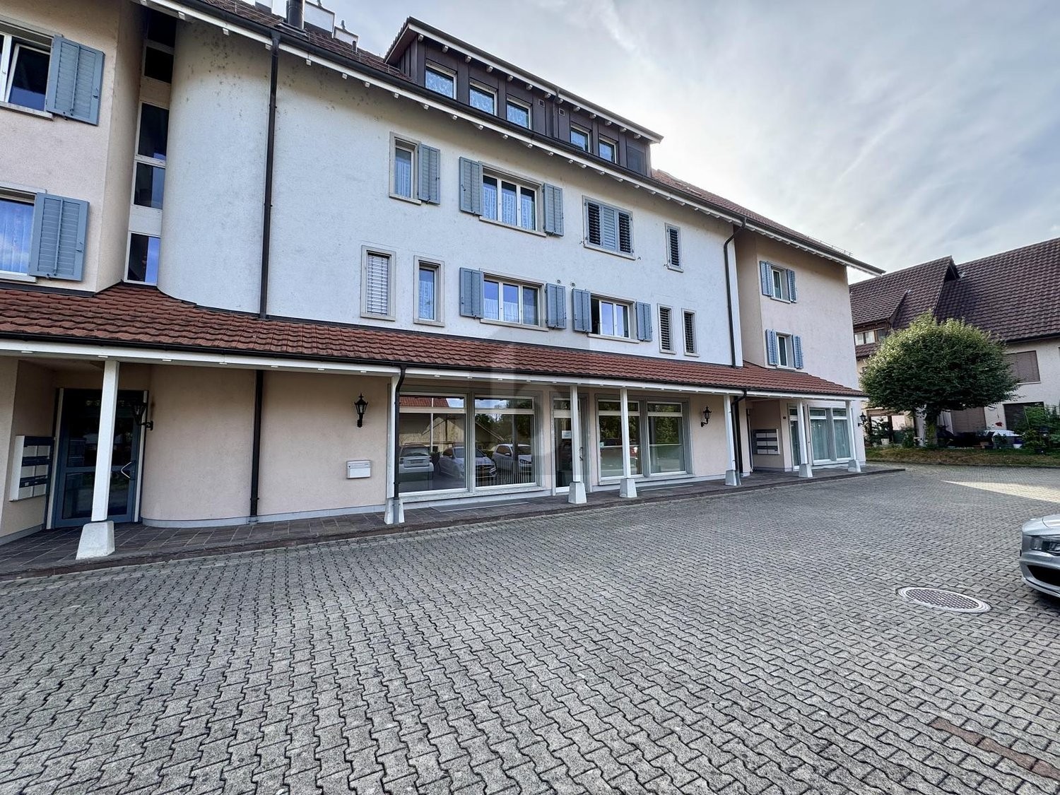 150m² shop